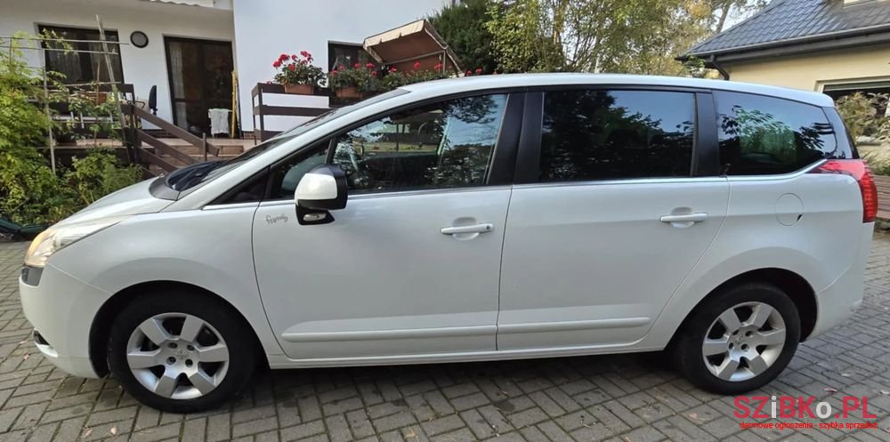 2012' Peugeot 5008 photo #1