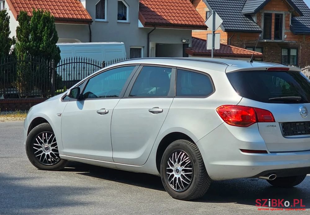 2011' Opel Astra photo #5
