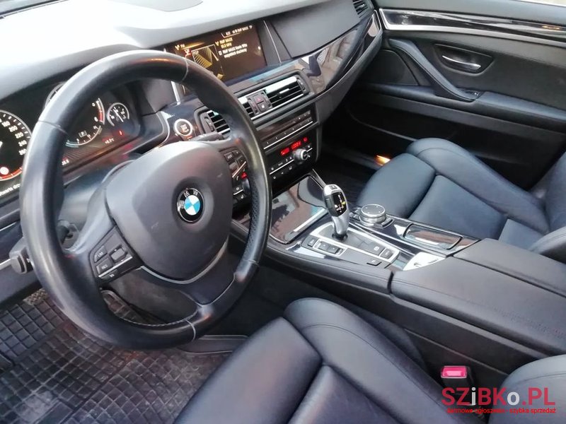 2015' BMW 5 Series 520D Touring photo #6
