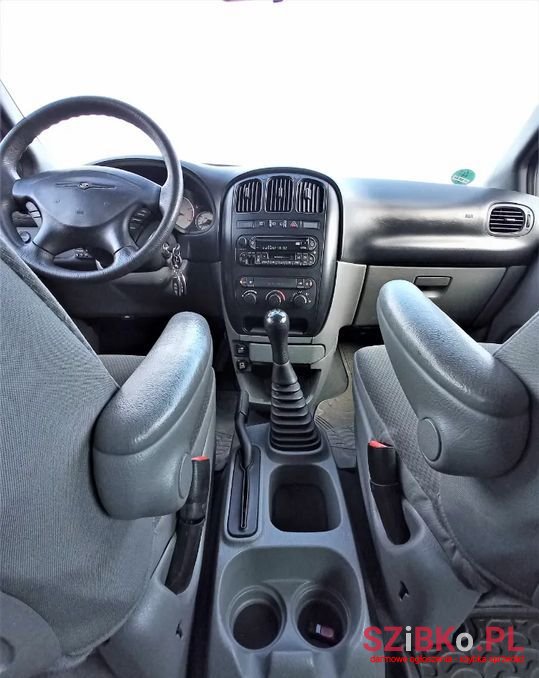 2003' Chrysler Voyager photo #6