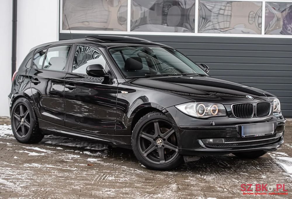 2011' BMW 1 Series 116D photo #1