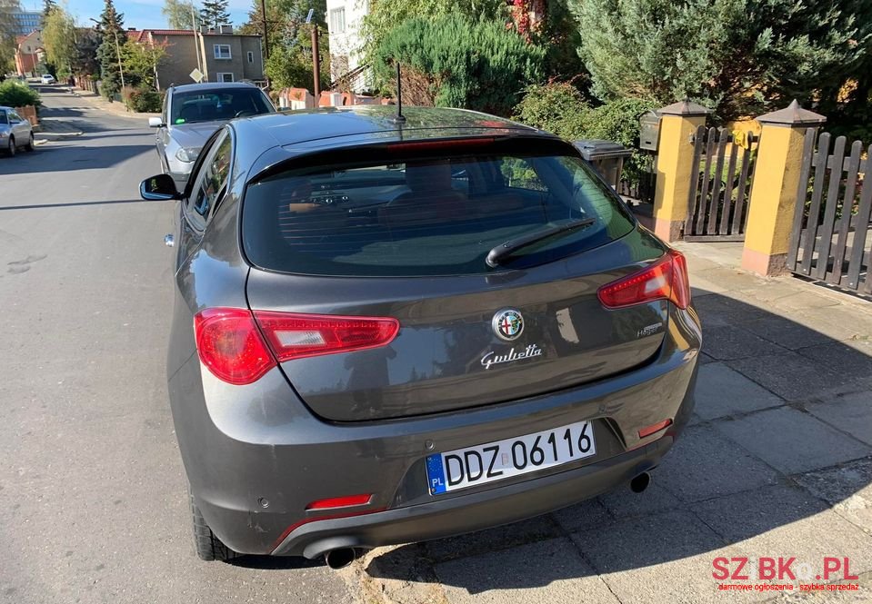 2011' Alfa Romeo Giulietta photo #5