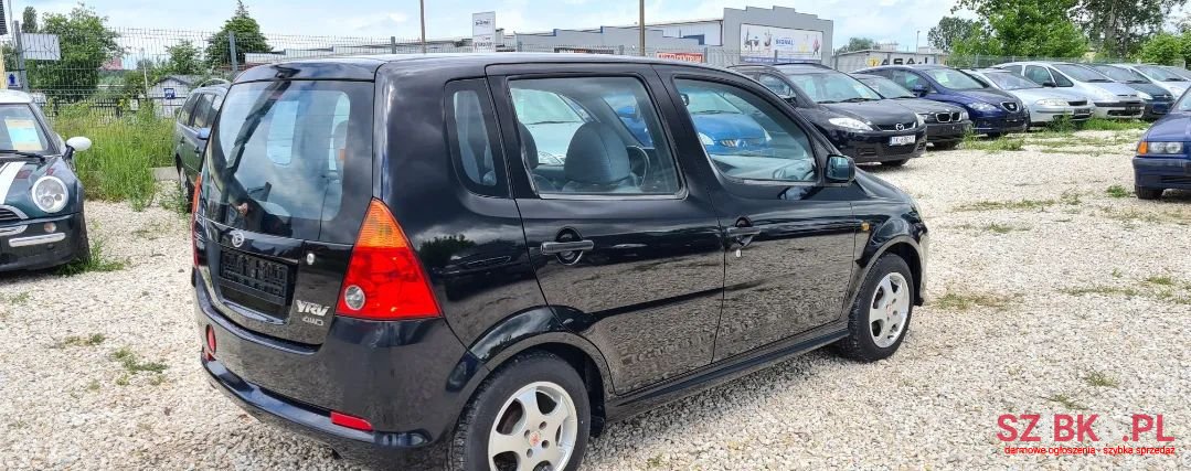 2001' Daihatsu YRV photo #1