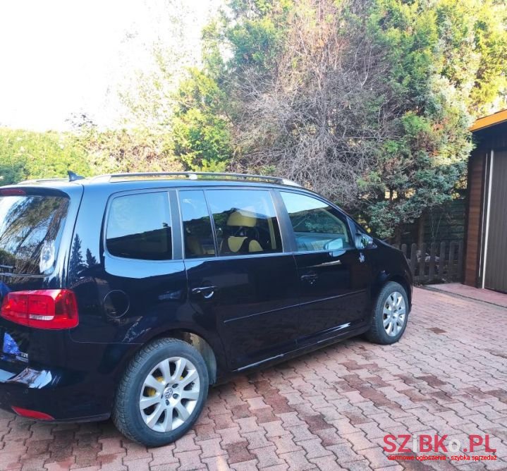 2011' Volkswagen Touran photo #3