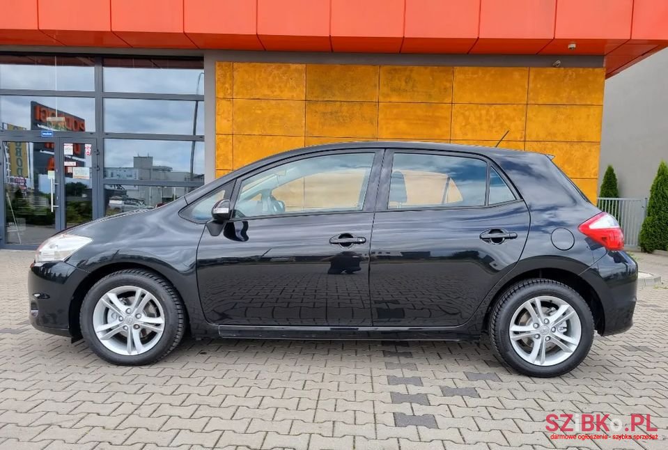 2011' Toyota Auris photo #5