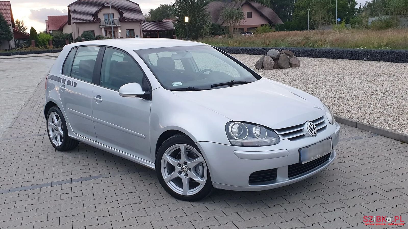 2004' Volkswagen Golf photo #2