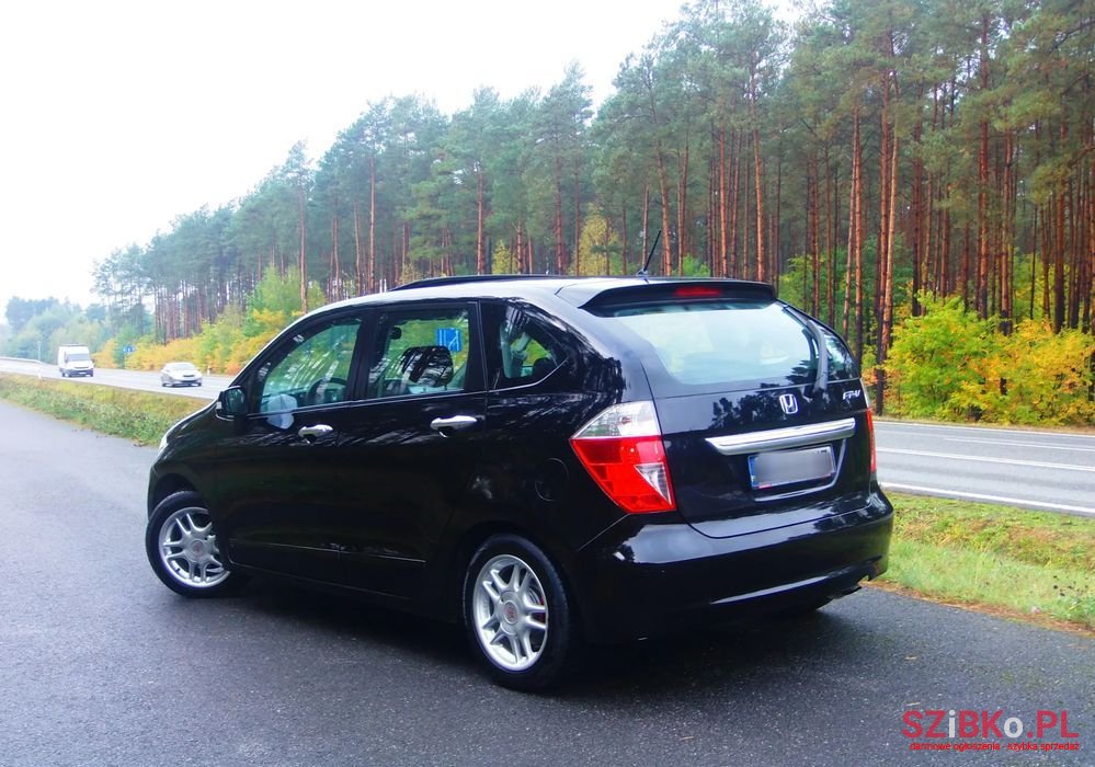 2005' Honda FR-V photo #5