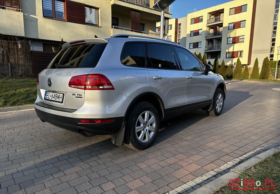 2011' Volkswagen Touareg photo #5