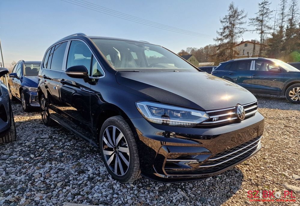 2024' Volkswagen Touran photo #2