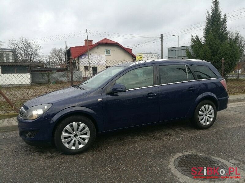 2011' Opel Astra photo #1