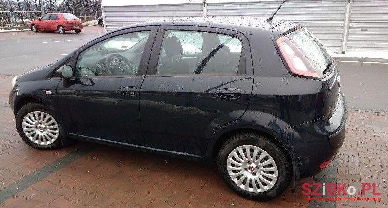 2011' Fiat Punto photo #2