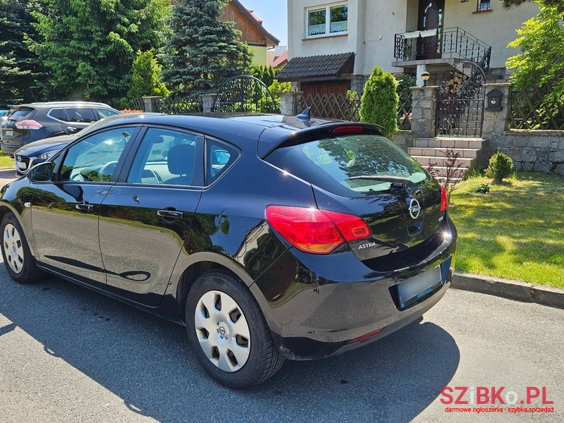 2010' Opel Astra photo #4