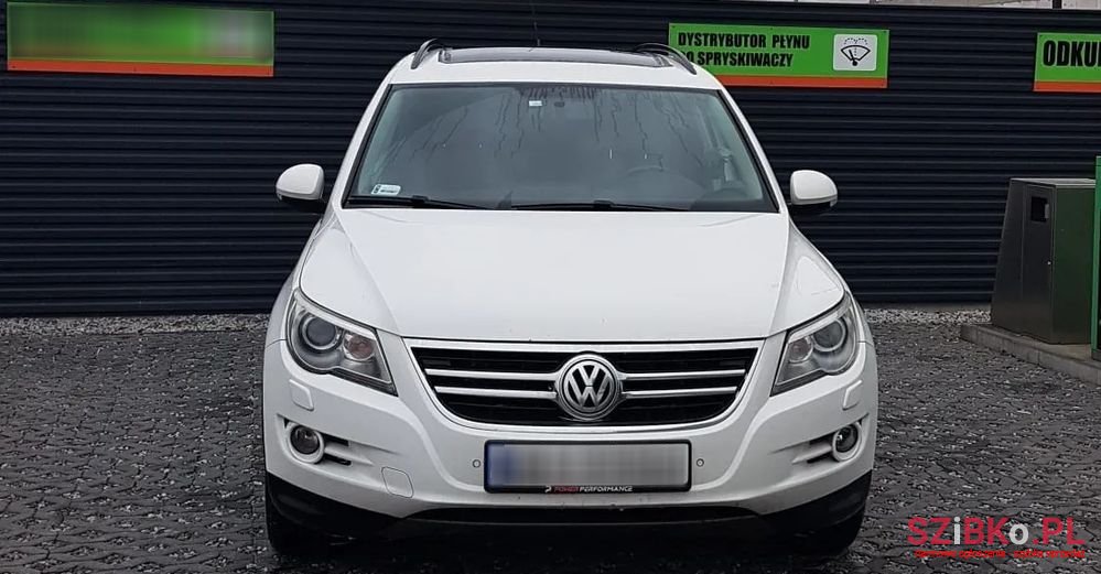 2011' Volkswagen Tiguan photo #2