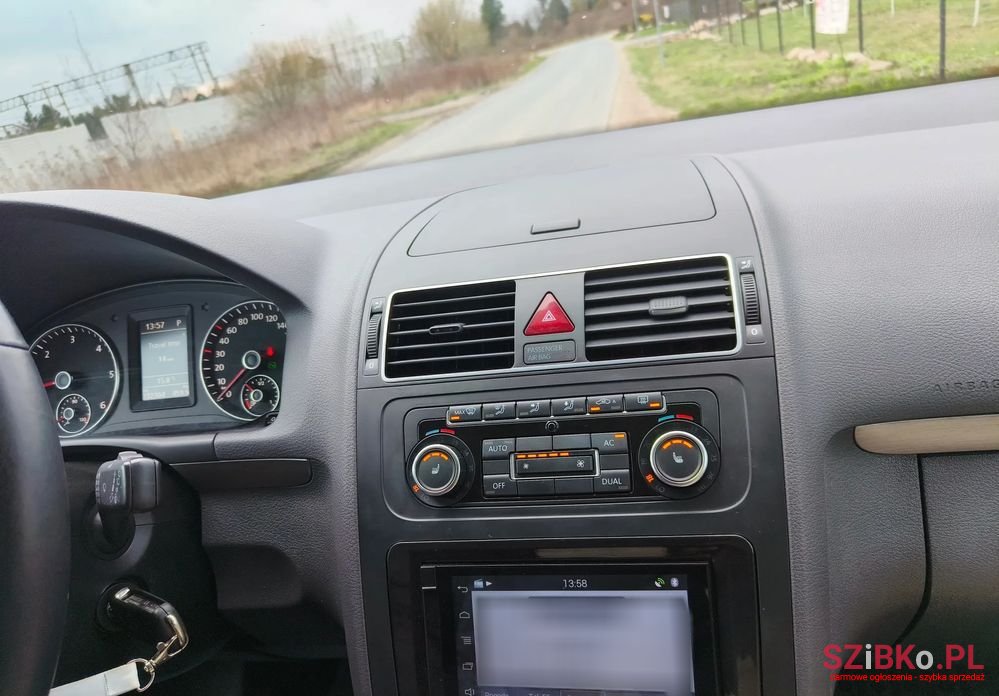 2010' Volkswagen Touran photo #2