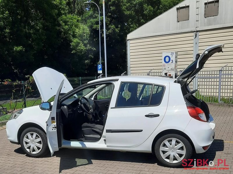 2013' Renault Clio photo #2