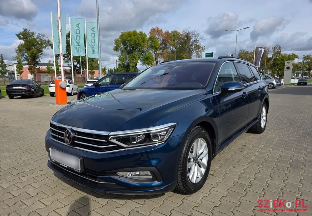 2022' Volkswagen Passat photo #2