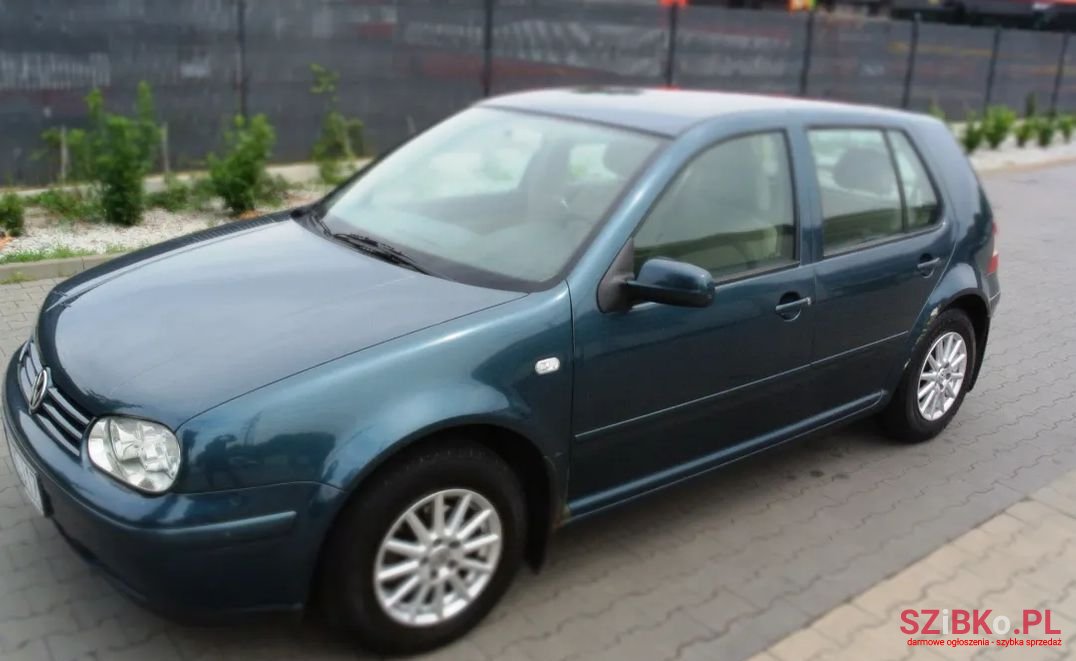 2001' Volkswagen Golf photo #2