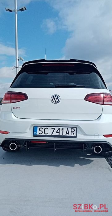 2019' Volkswagen Golf photo #5