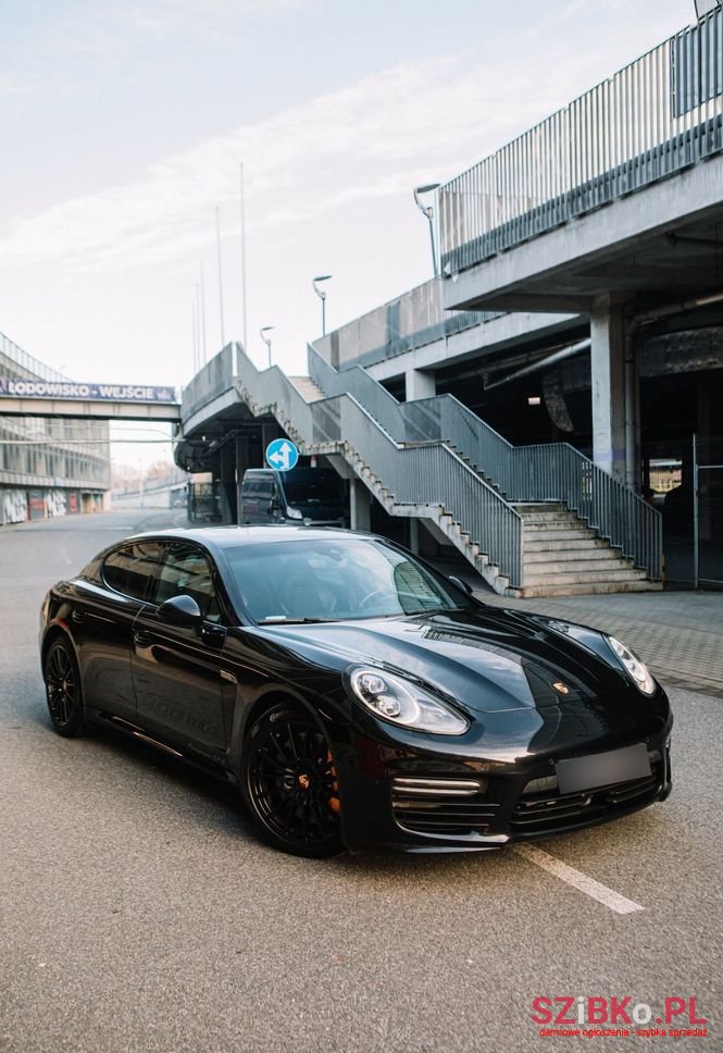 2014' Porsche Panamera Gts photo #1
