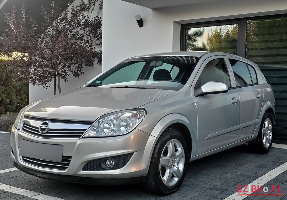 2008' Opel Astra photo #2