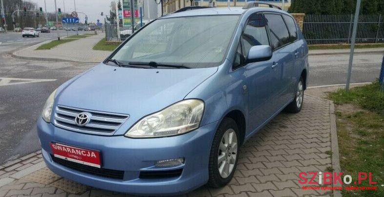 2004' Toyota Avensis photo #1