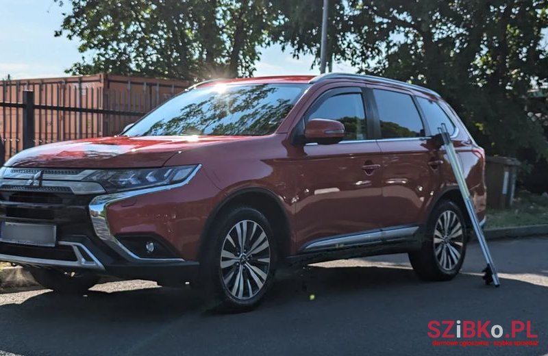 2020' Mitsubishi Outlander photo #1