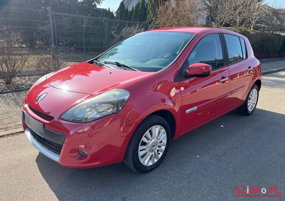 2010' Renault Clio photo #2