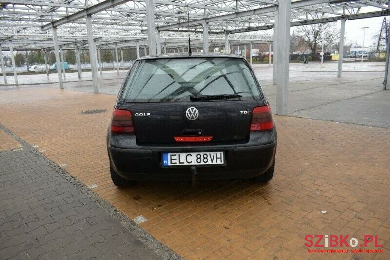 2002' Volkswagen Golf photo #2