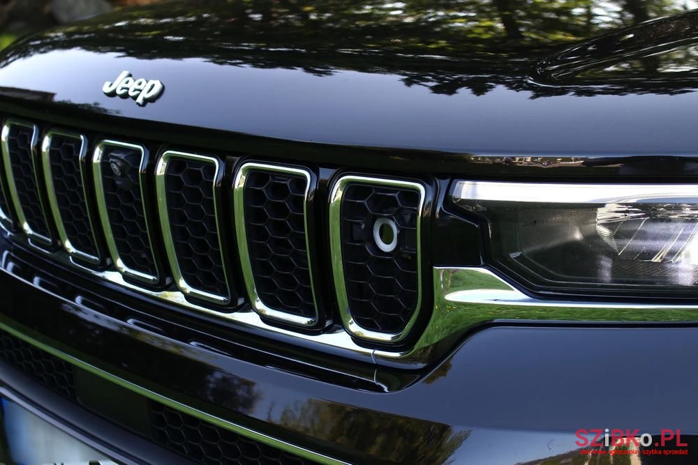 2021' Jeep Grand Cherokee photo #3