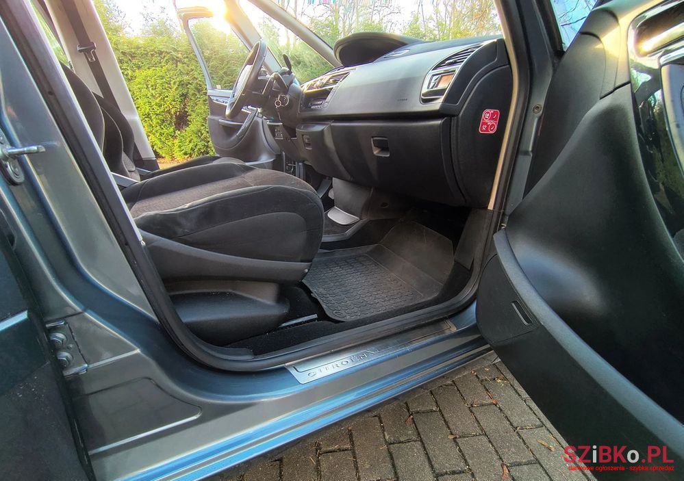 2010' Citroen C4 Picasso photo #3