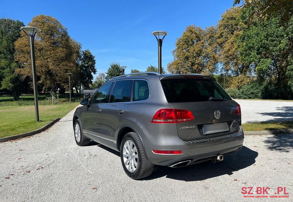 2012' Volkswagen Touareg photo #3
