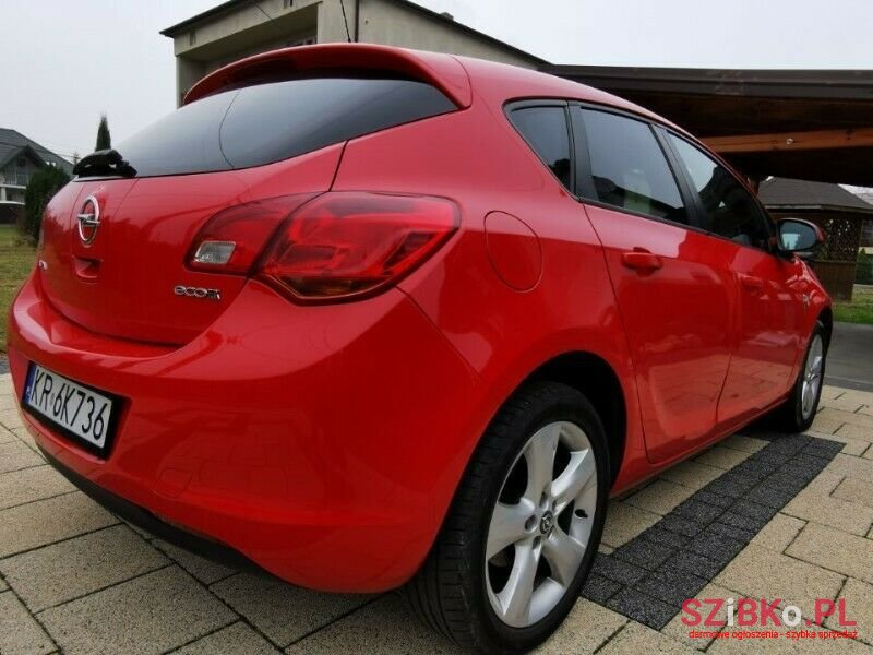 2012' Opel Astra photo #4