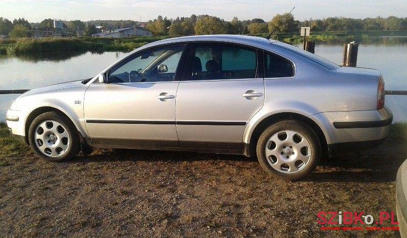 2004' Volkswagen Passat photo #1