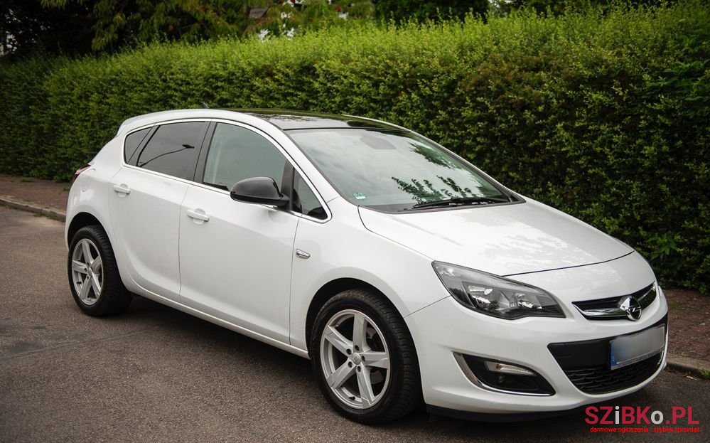 2014' Opel Astra photo #3