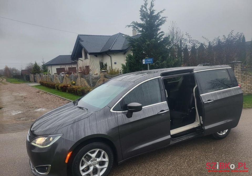 2018' Chrysler Pacifica photo #1