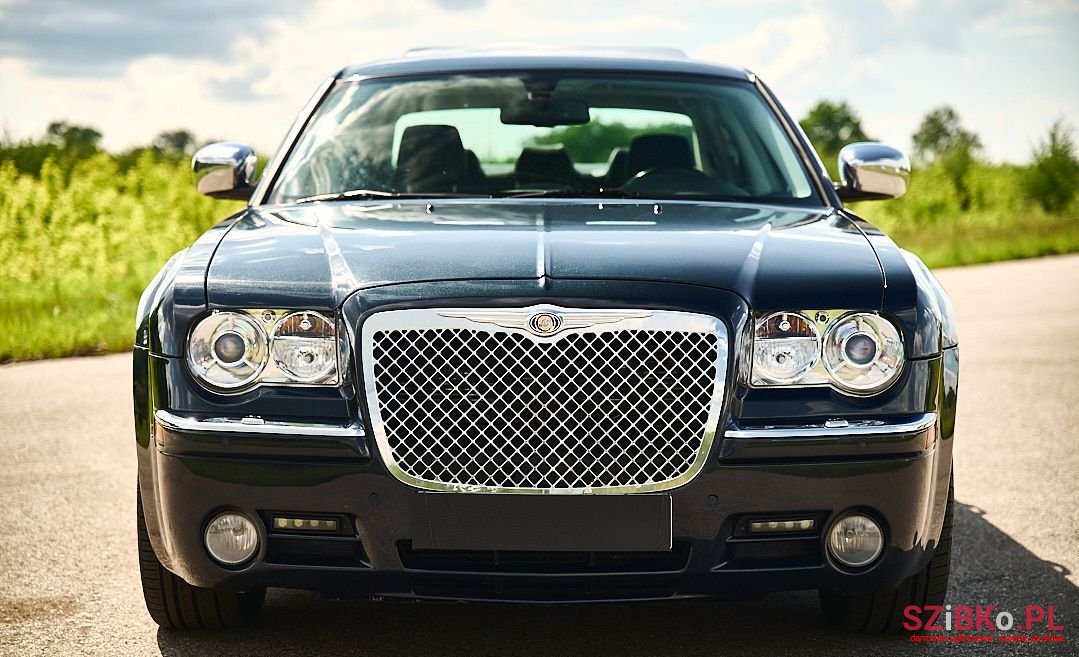 2010' Chrysler 300C photo #3