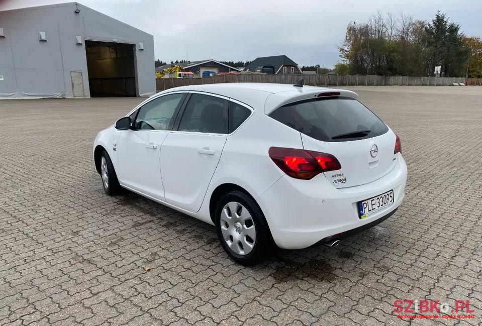 2010' Opel Astra photo #5