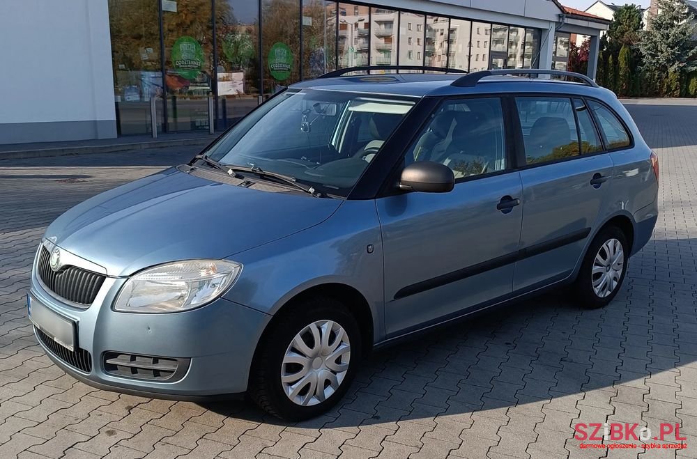 2009' Skoda Fabia Combi photo #2