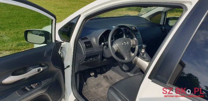 2008' Toyota Auris photo #5