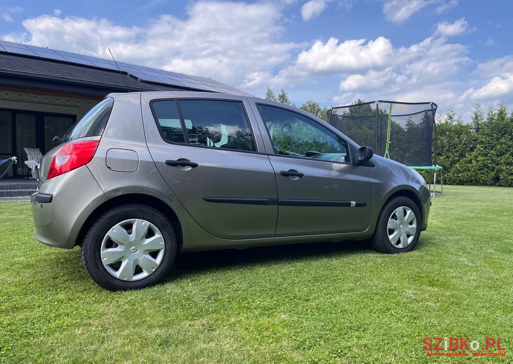 2008' Renault Clio photo #6