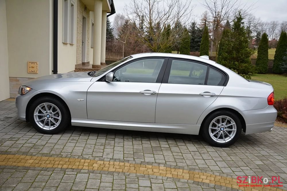 2010' BMW 3 Series 320D photo #3