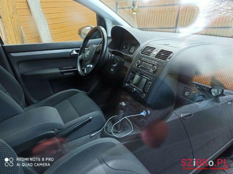 2011' Volkswagen Touran photo #3