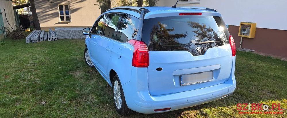 2011' Peugeot 5008 photo #6