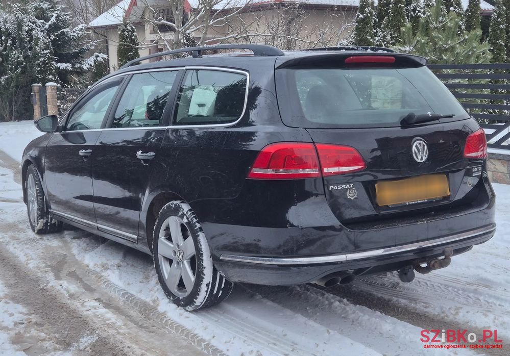 2011' Volkswagen Passat photo #3