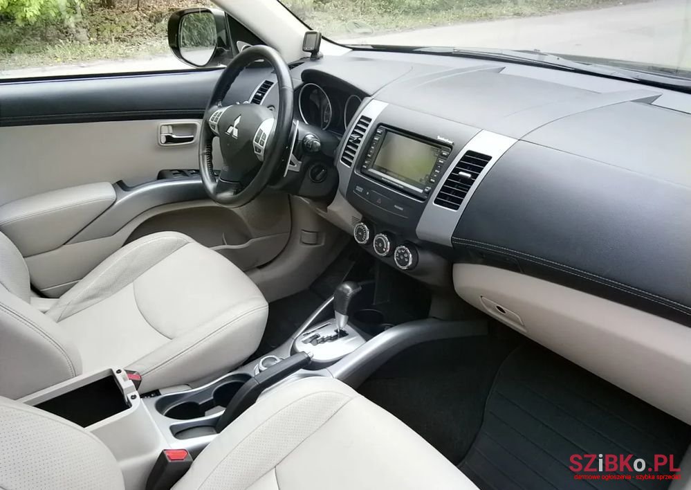 2010' Mitsubishi Outlander photo #5