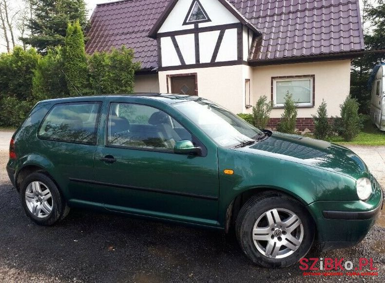 2002' Volkswagen Golf photo #1