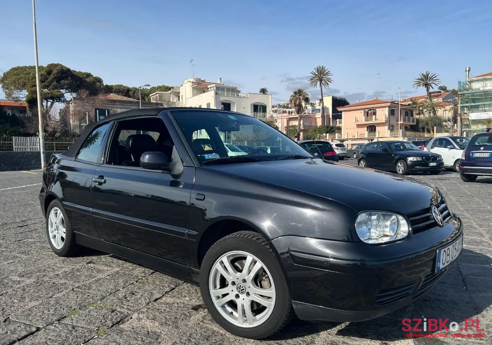 2002' Volkswagen Golf photo #1