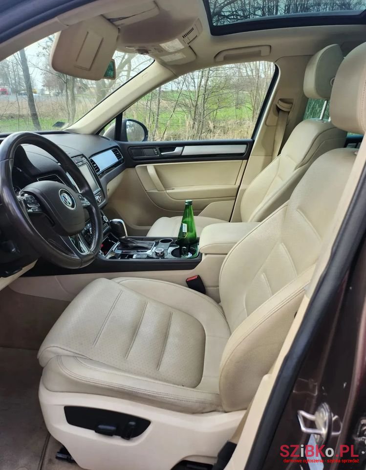 2011' Volkswagen Touareg photo #2