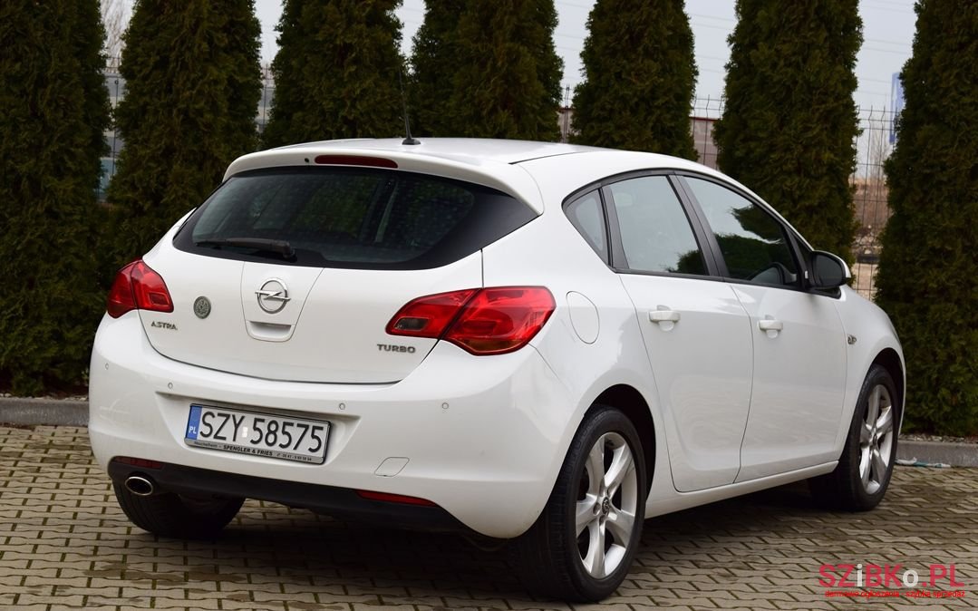 2010' Opel Astra photo #3