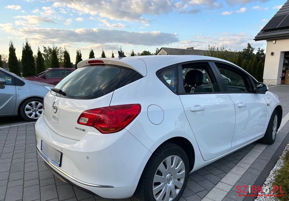 2014' Opel Astra photo #4